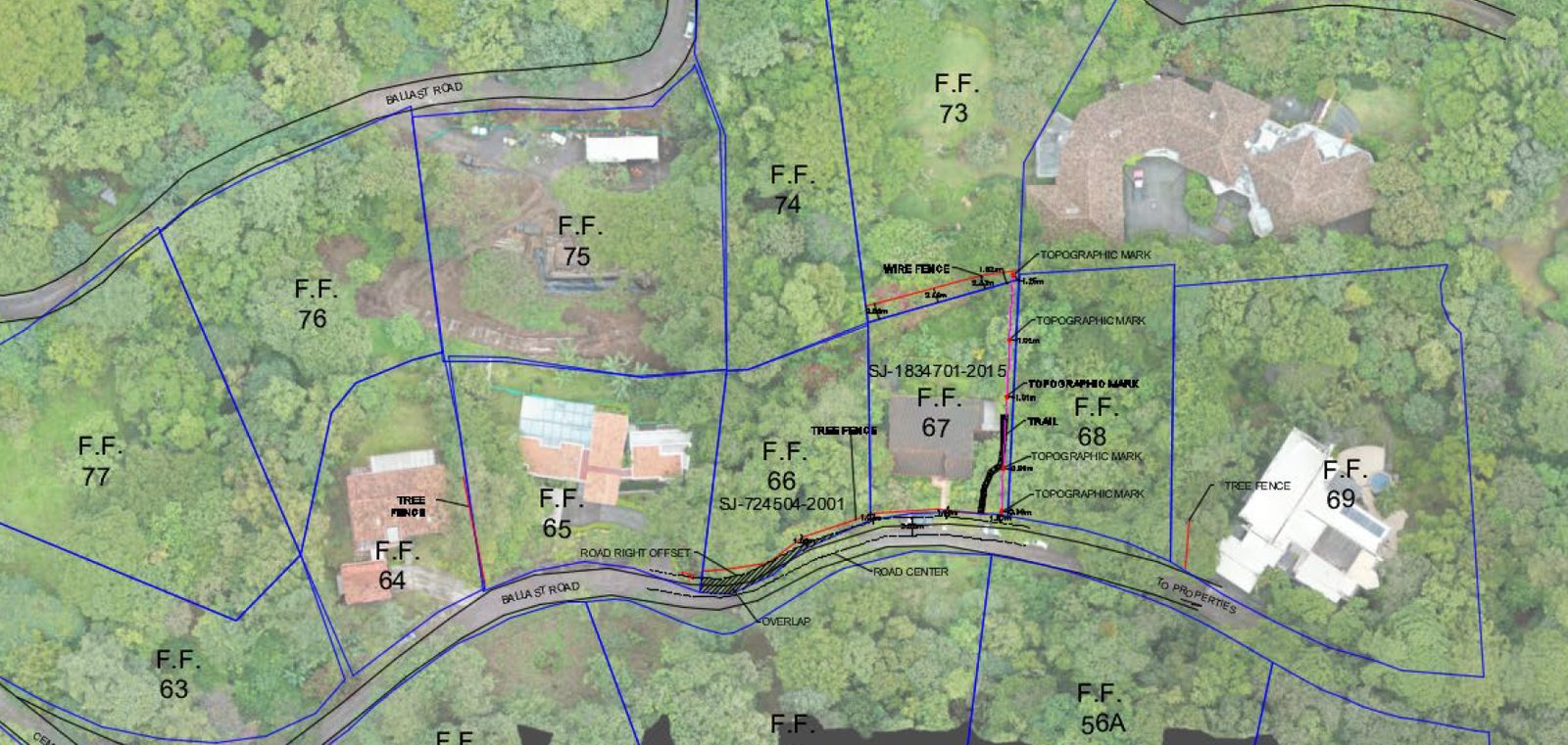 Ortofoto de un condominio con las fincas filiales numeradas y los caminos marcados