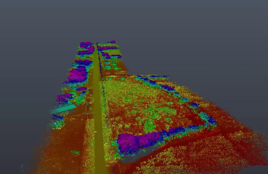 Nube de puntos LiDAR de un corredor vial coloreada por elevación