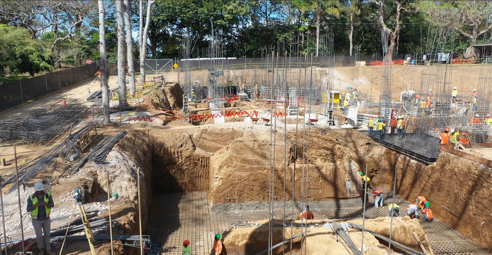 Excavación de una obra con encofrado, armadura y personal en sitio